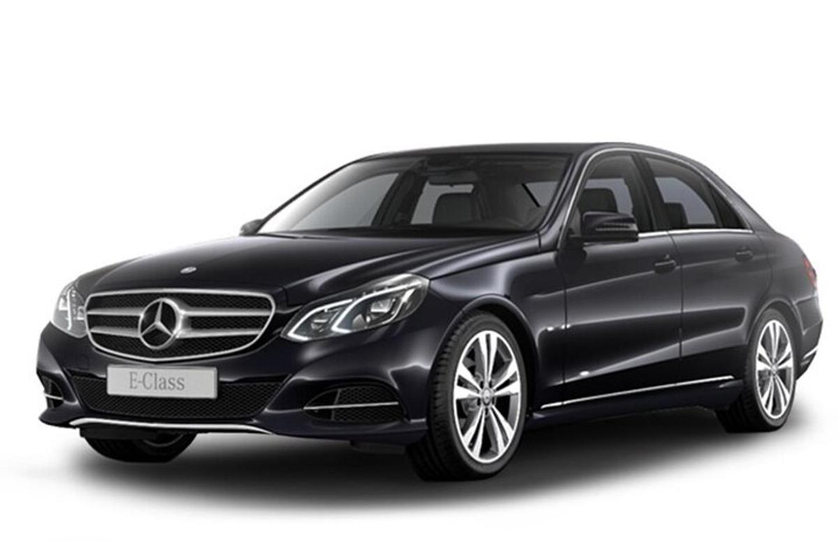 o mașină Mercedes Benz neagră izolată pe un fundal alb