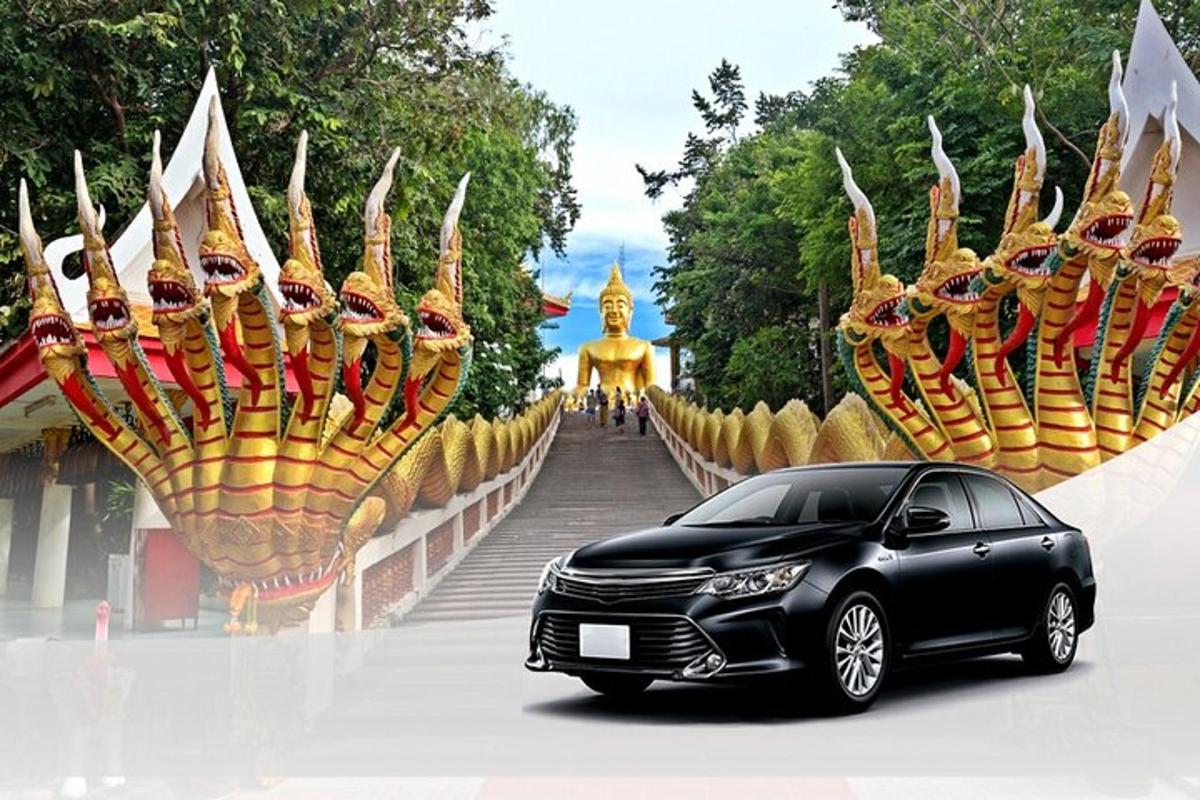 černé auto zaparkované před chrámem