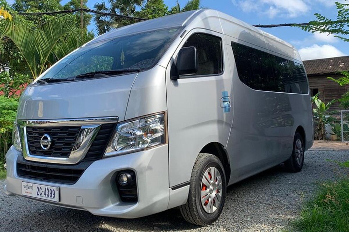 stříbrná dodávka parkuje na příjezdové cestě