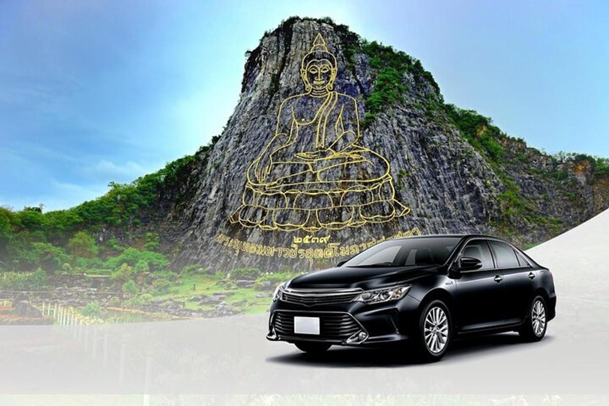 černé auto zaparkované před horou
