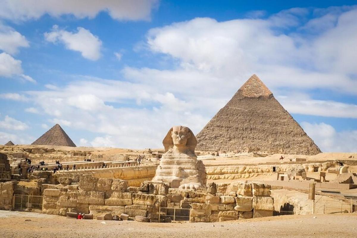 leijonapatsas istuu pyramidien edessä