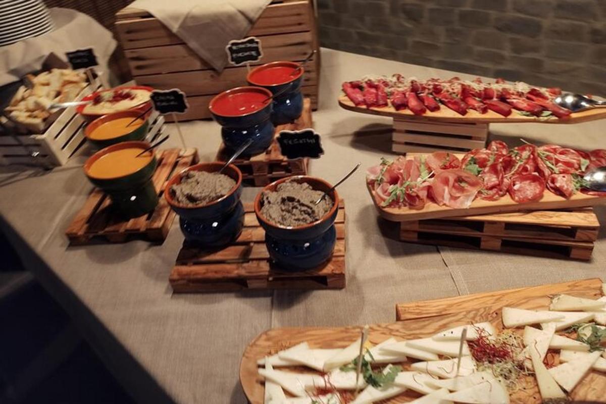 stůl s různými druhy pizzy a jídla