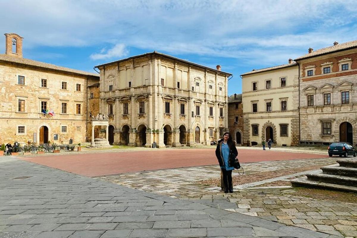 un home dret davant d'un gran edifici