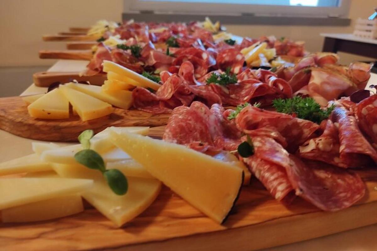 kesme tahtası üzerinde bir tabak pizza ve peynir