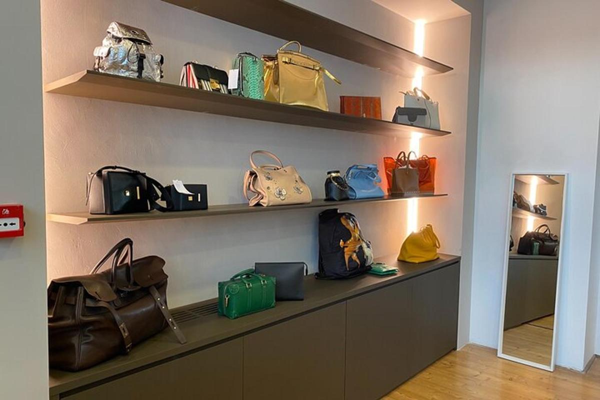 uma prateleira com bolsas e sacolas