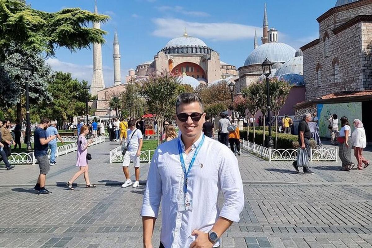 Un hombre está parado frente a una mezquita.