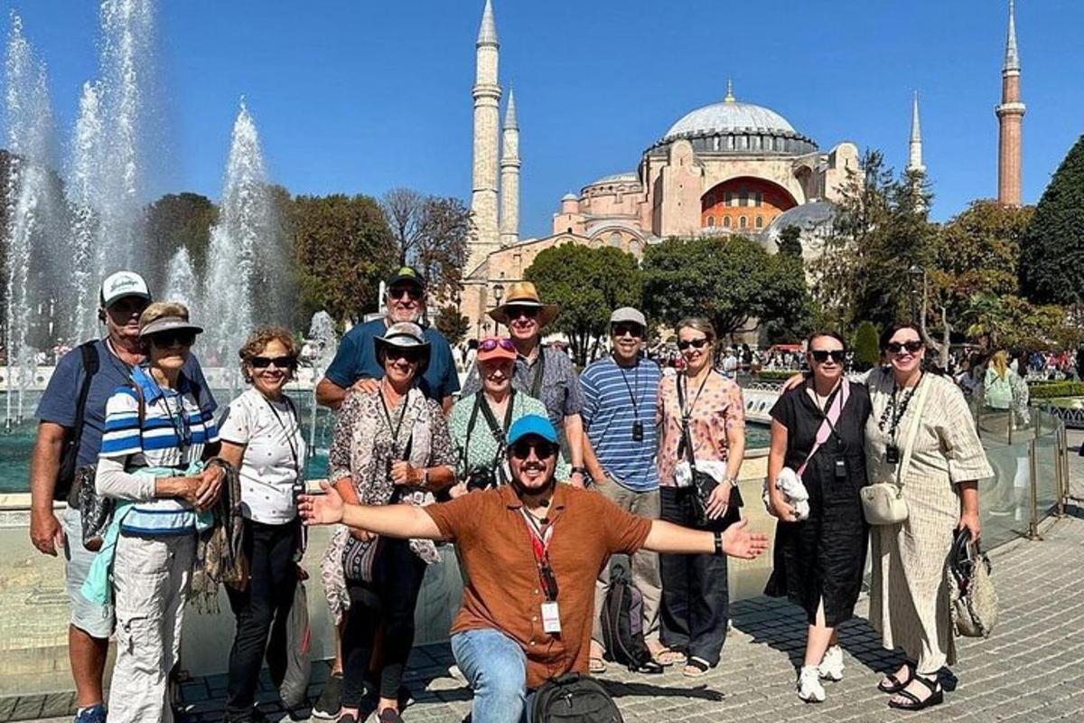 Un grupo de personas posando para una foto frente a una fuente.