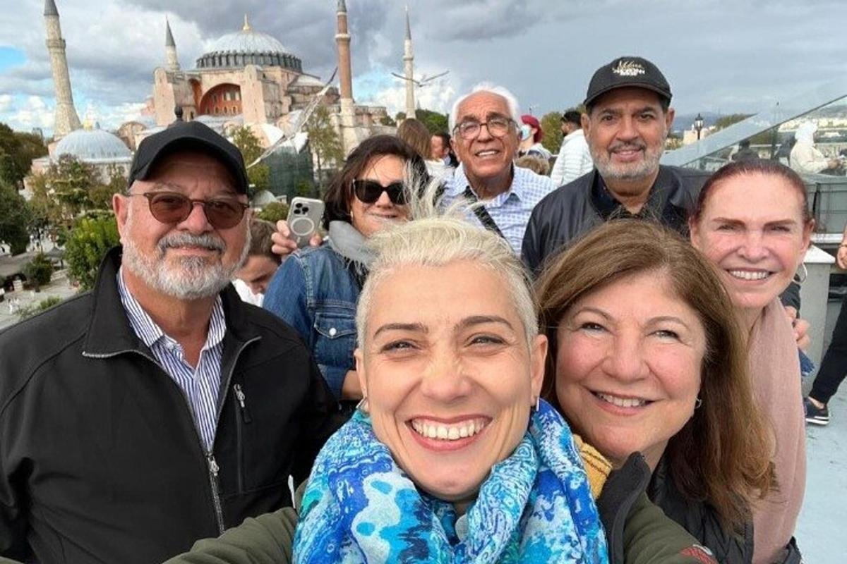 Un grupo de personas posando para una foto frente a la Mezquita Azul.