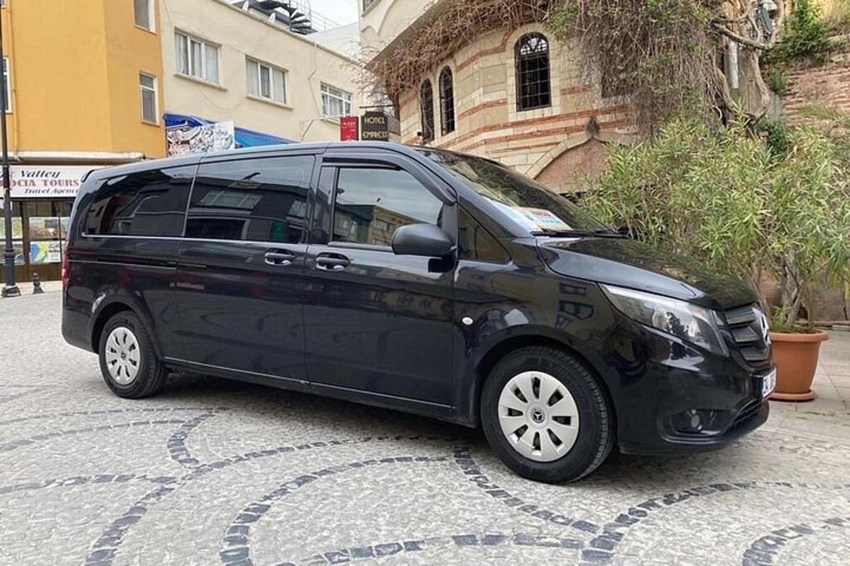 un furgone nero parcheggiato su una strada cittadina