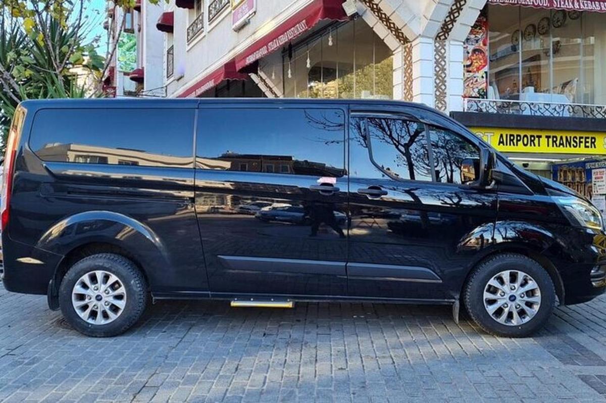un furgone nero è parcheggiato su una strada