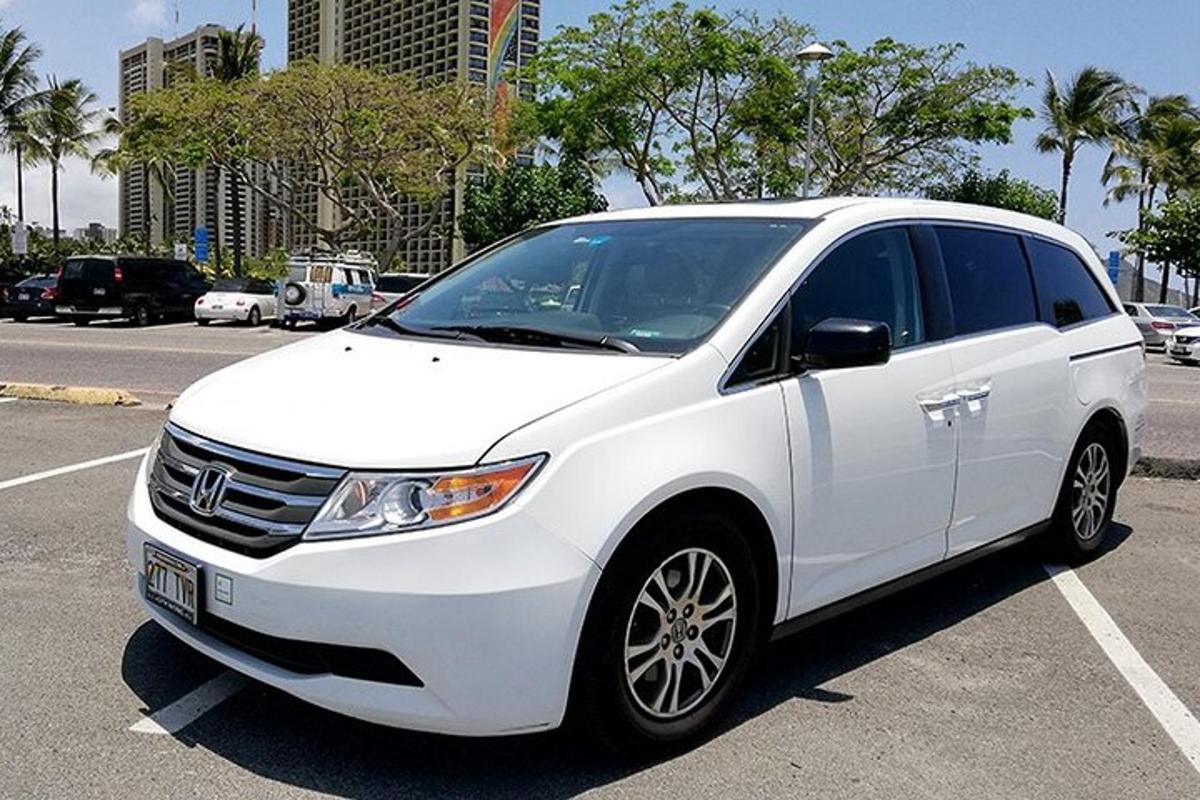 sebuah kereta putih diletakkan di tempat letak kereta