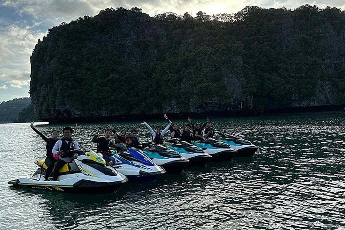 un grupo de personas en balsas en el agua