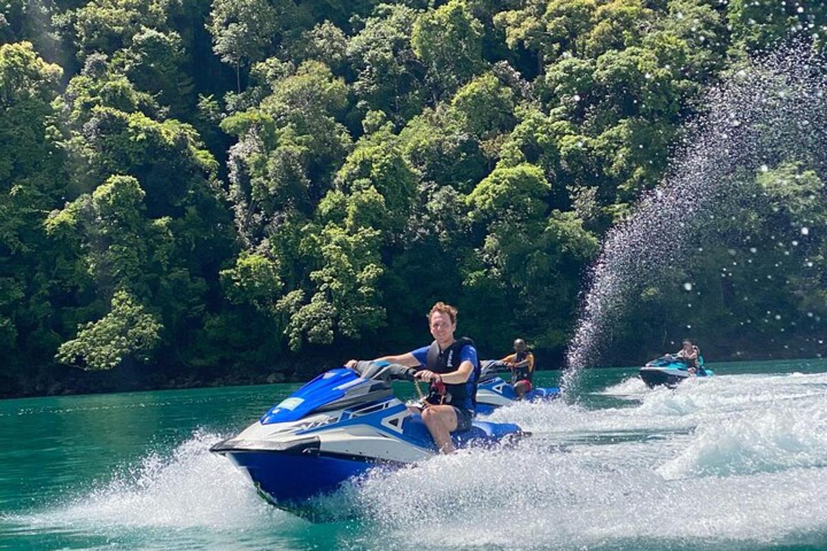 seorang lelaki menaiki jet ski di dalam air