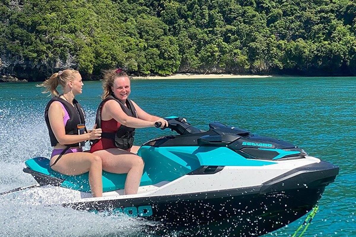 dua wanita duduk di atas jet ski di dalam air