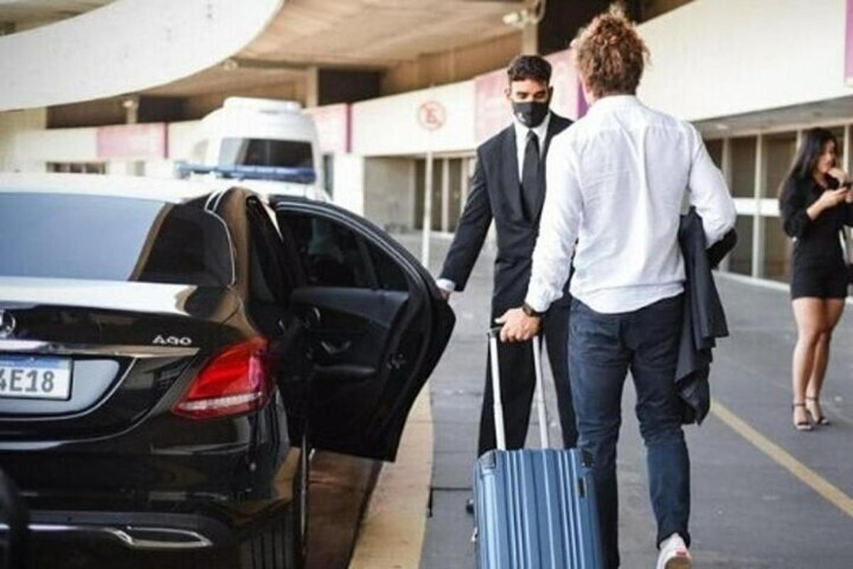 kaks kohvriga meest autost väljumas