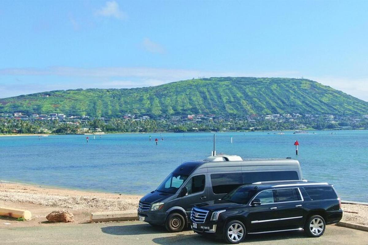 uma van estacionada ao lado de uma praia com uma montanha