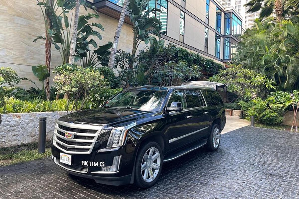 Svartur limousína lagt á múrsteinsvegi