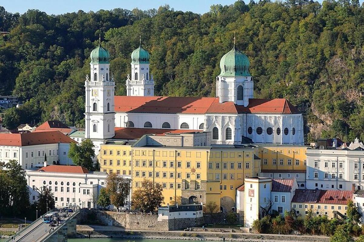 veľká budova s dvoma vežami na vrchole