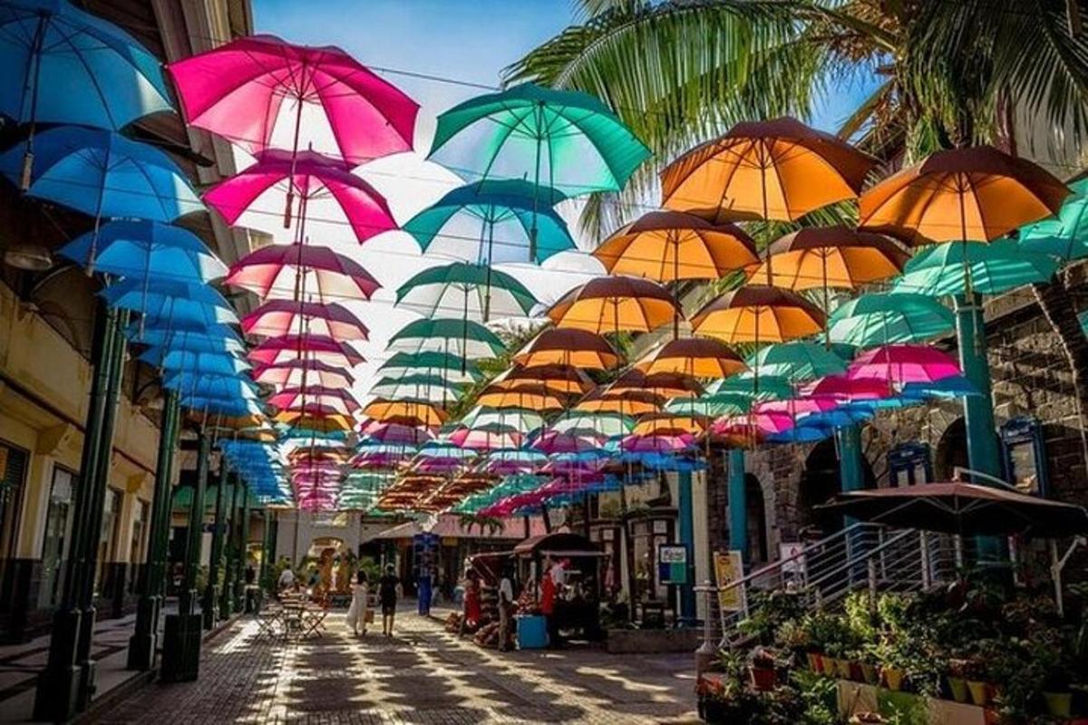 un grup de umbrele colorate atârnate deasupra unei străzi
