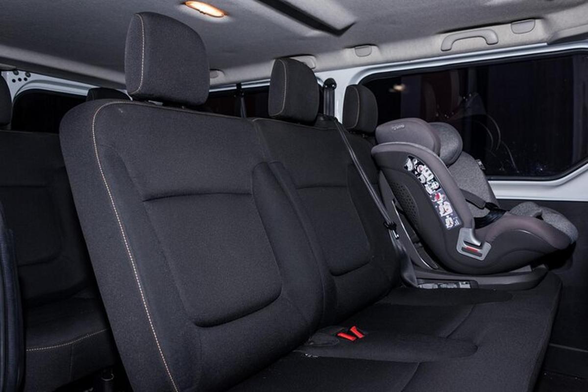 um assento de carro na parte de trás de um veículo