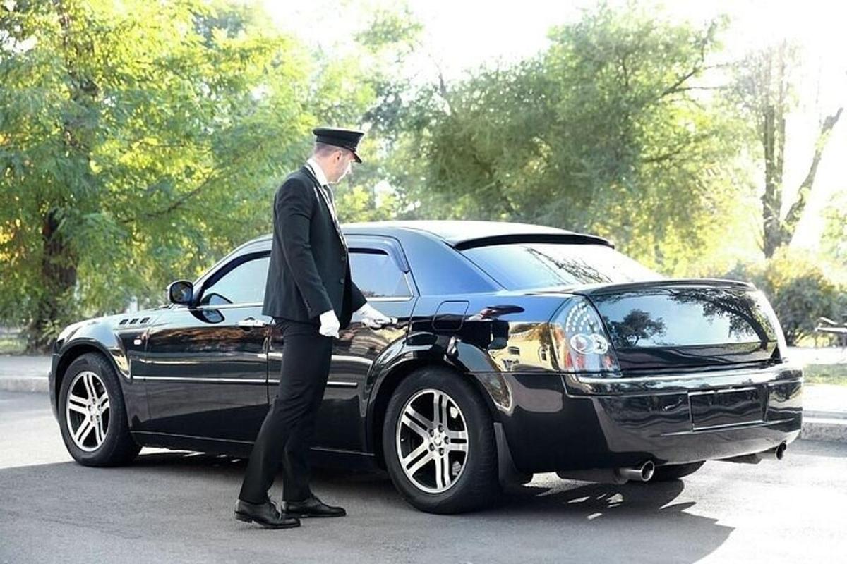 un uomo in piedi accanto a un'auto di lusso