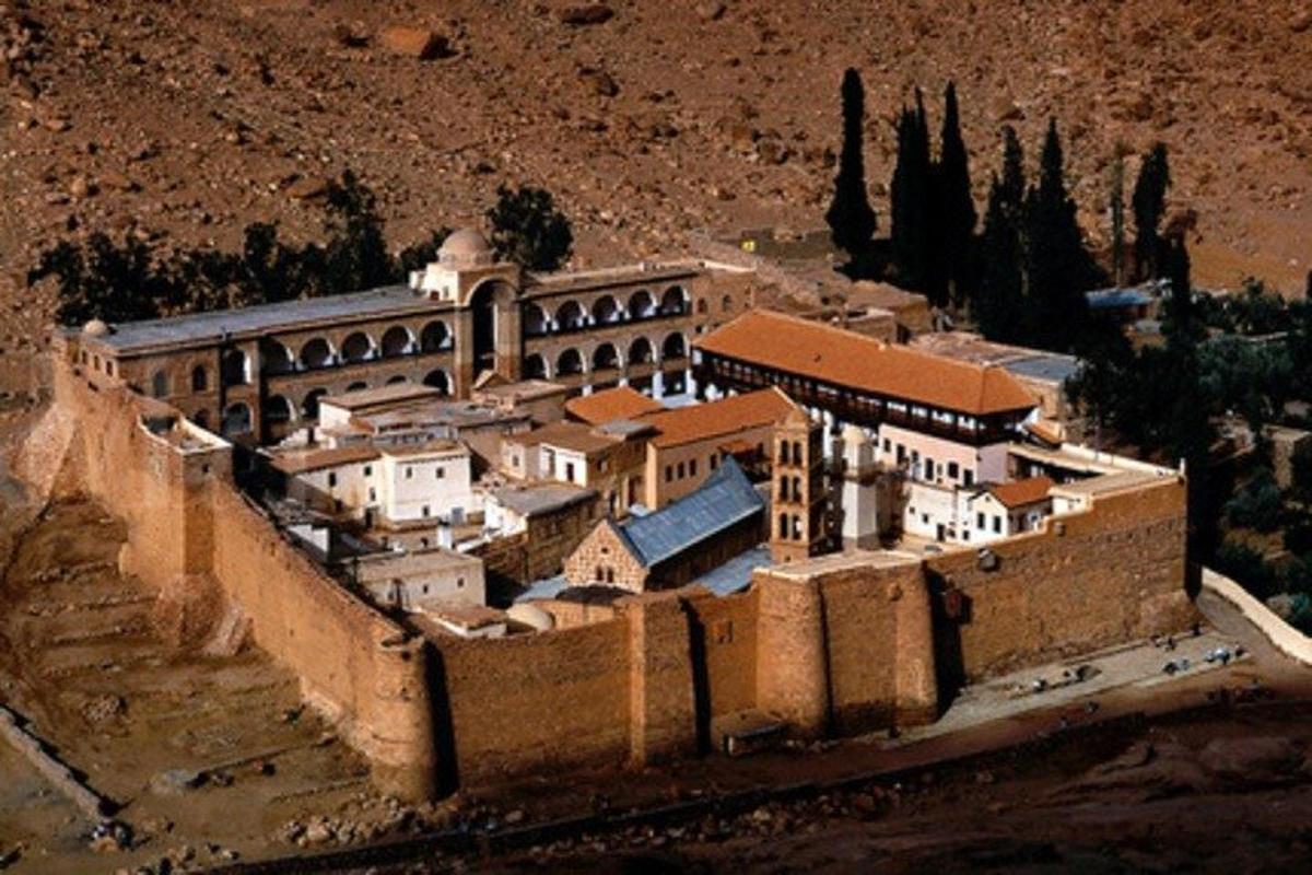 un piccolo villaggio in mezzo al deserto