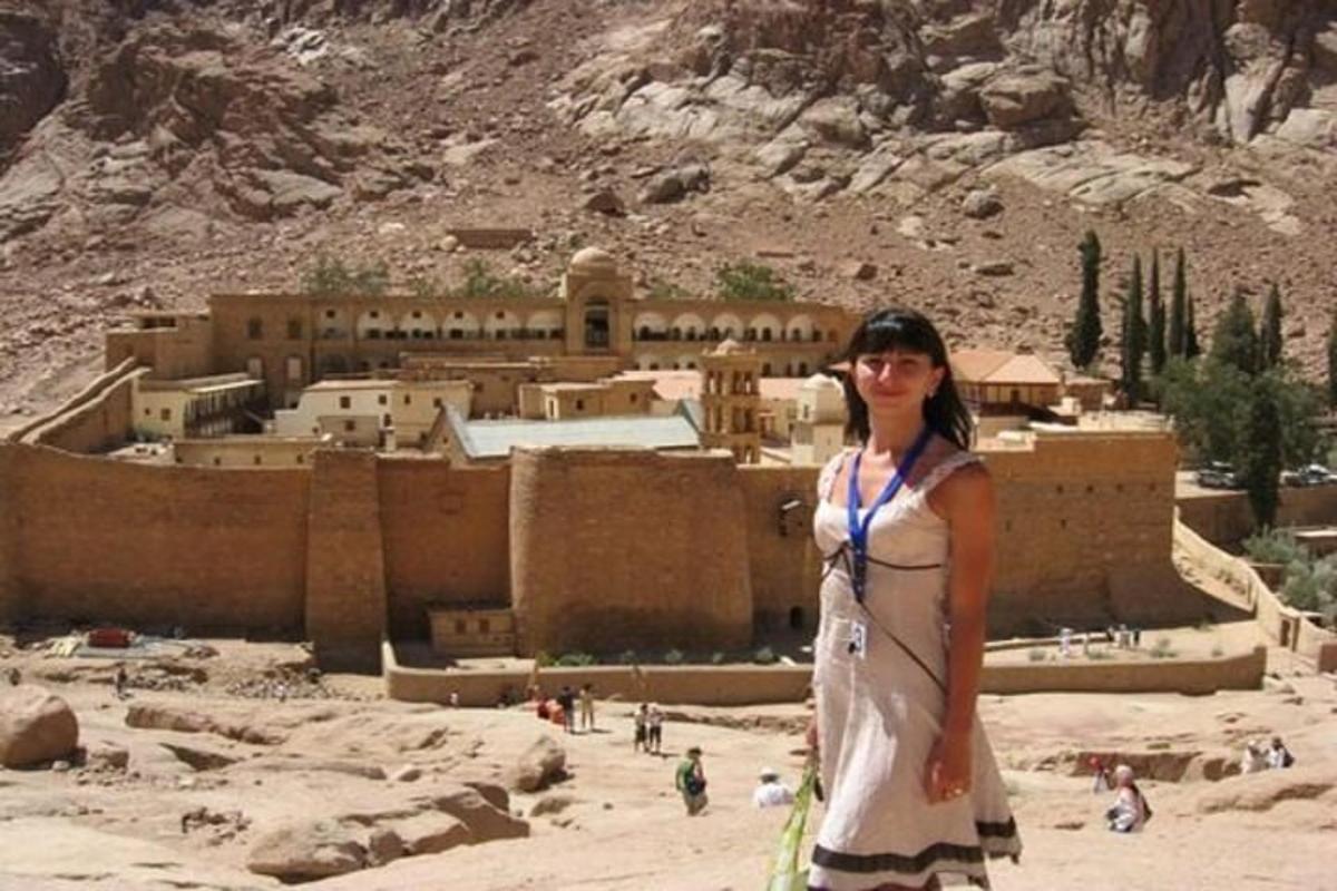 una donna in abito in piedi davanti a un edificio