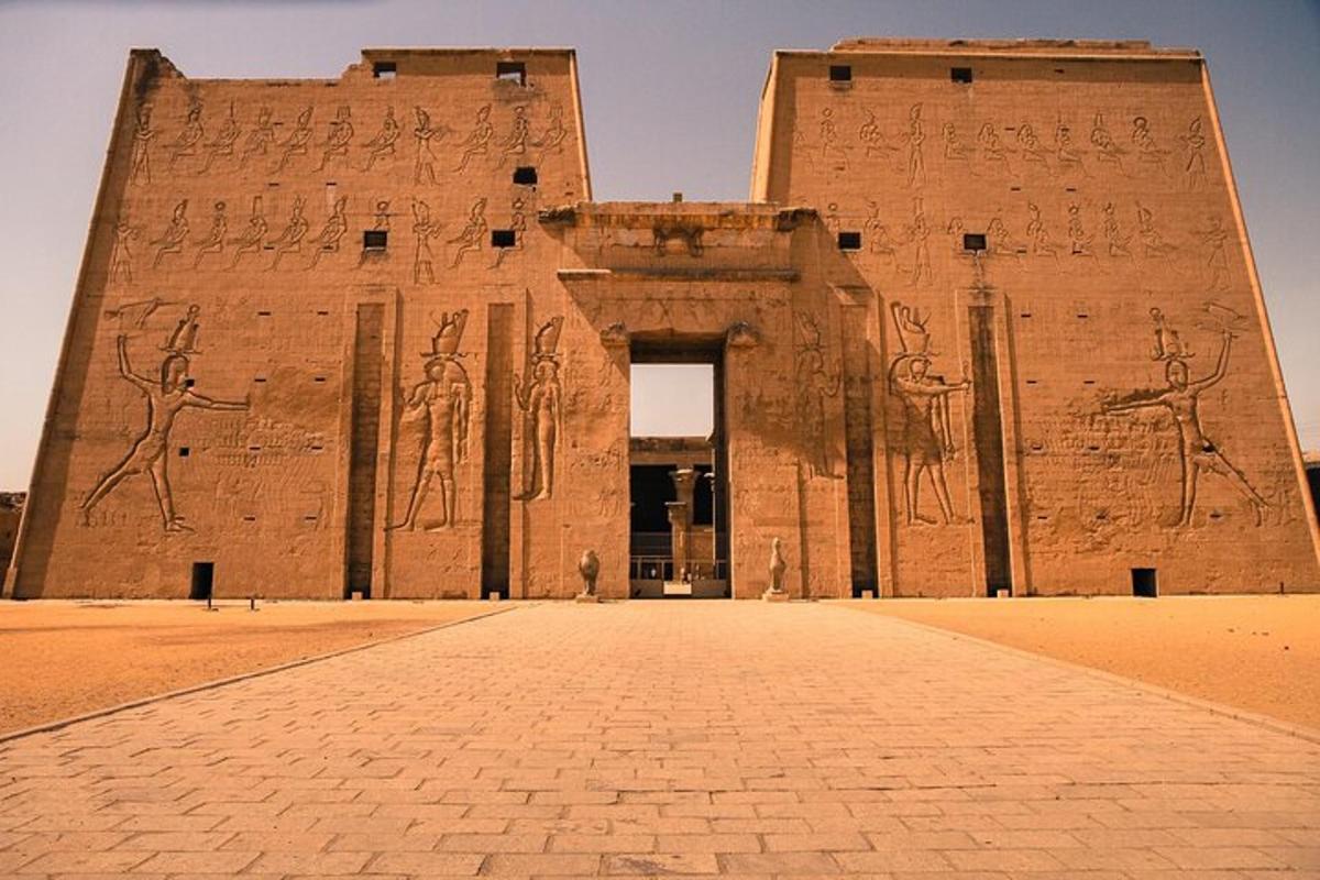 un grande edificio in mattoni con geroglifici sopra