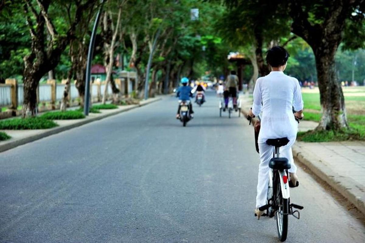 un grup de persones anant en bicicleta per un carrer