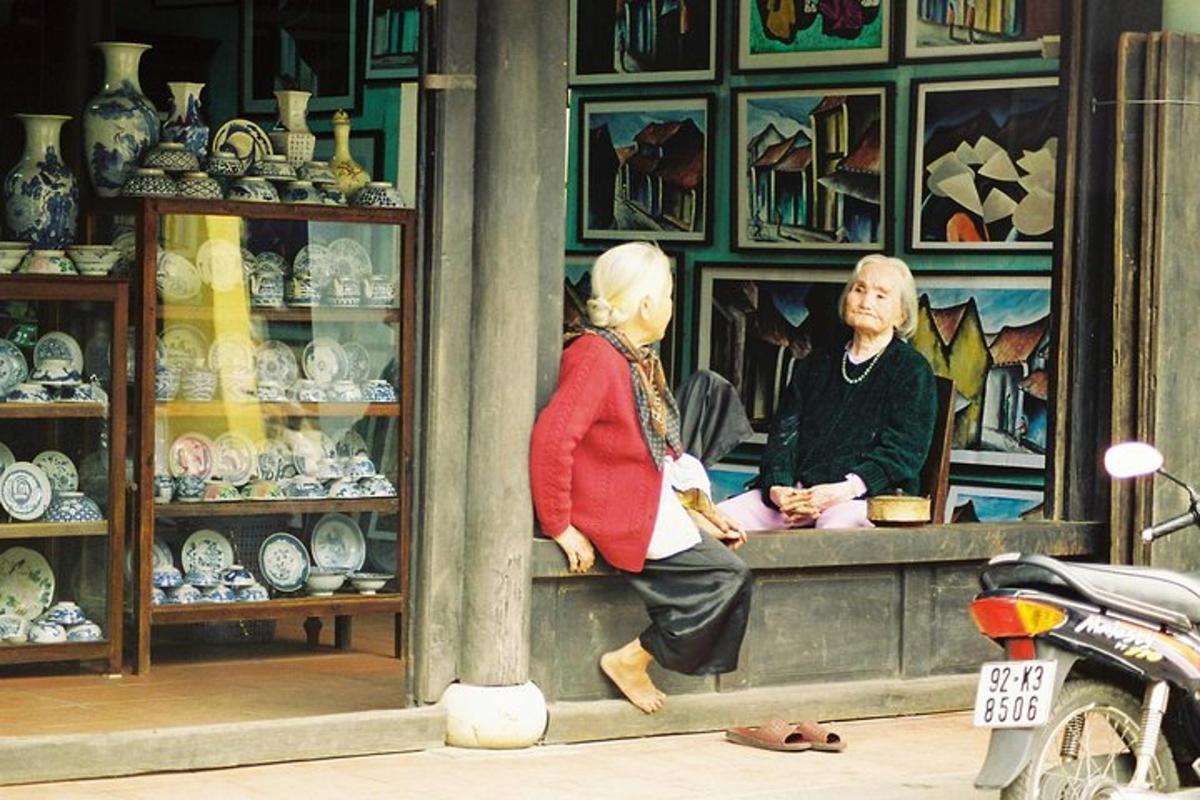 deux femmes âgées sont assises dans une vitrine