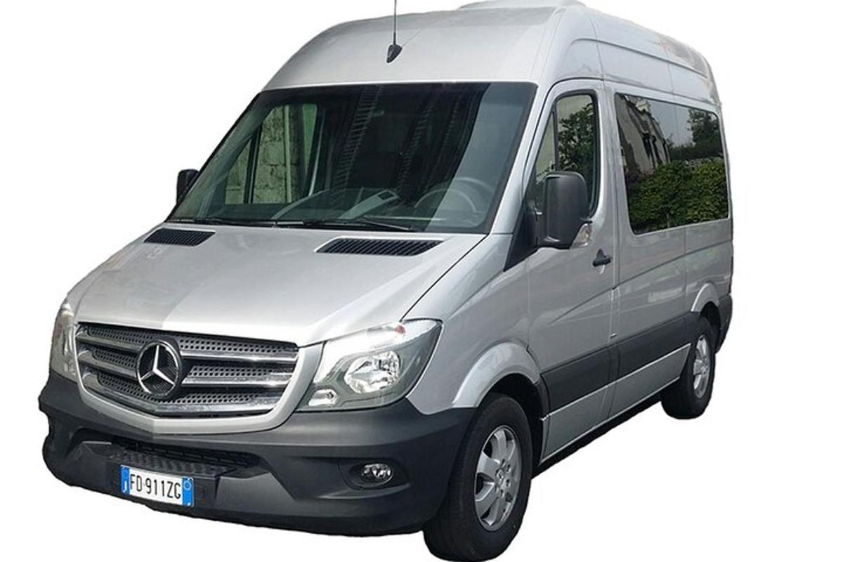 uma van prateada está estacionada em um fundo branco