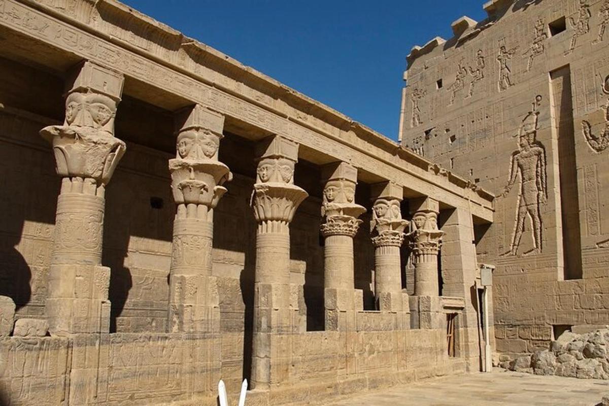 un edificio con colonne e una statua sul lato