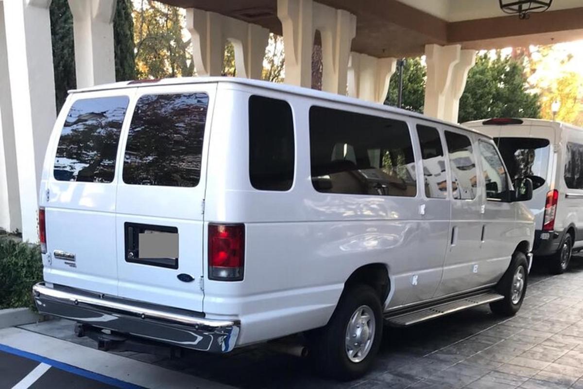 sebuah van putih diletakkan di tempat letak kereta