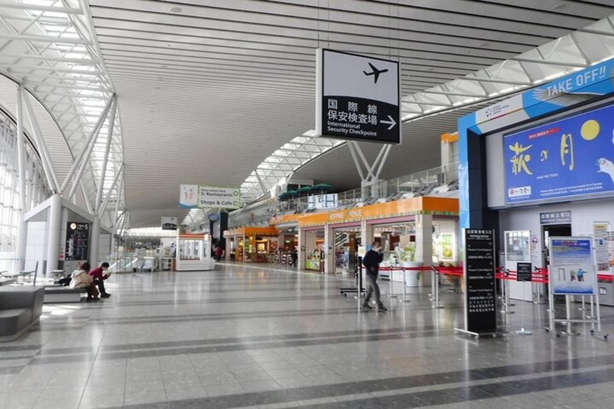 letištní terminál s osobou procházející terminálem