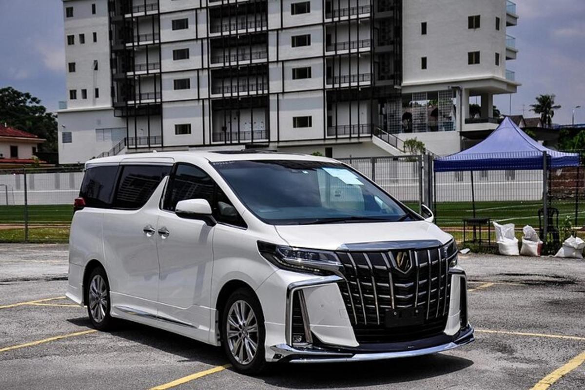 bílé SUV zaparkované na parkovišti