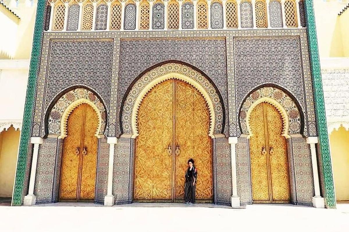 uma mulher parada em frente a três grandes portas