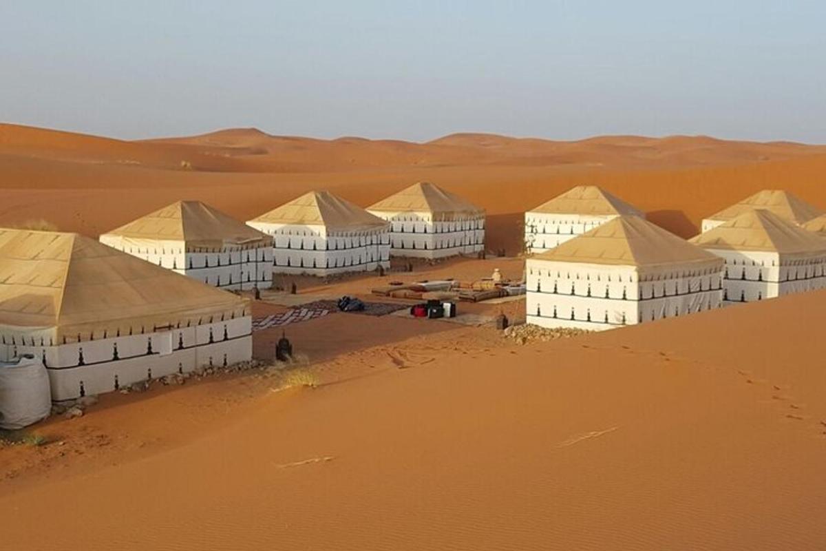un grupo de tiendas de campaña en el desierto