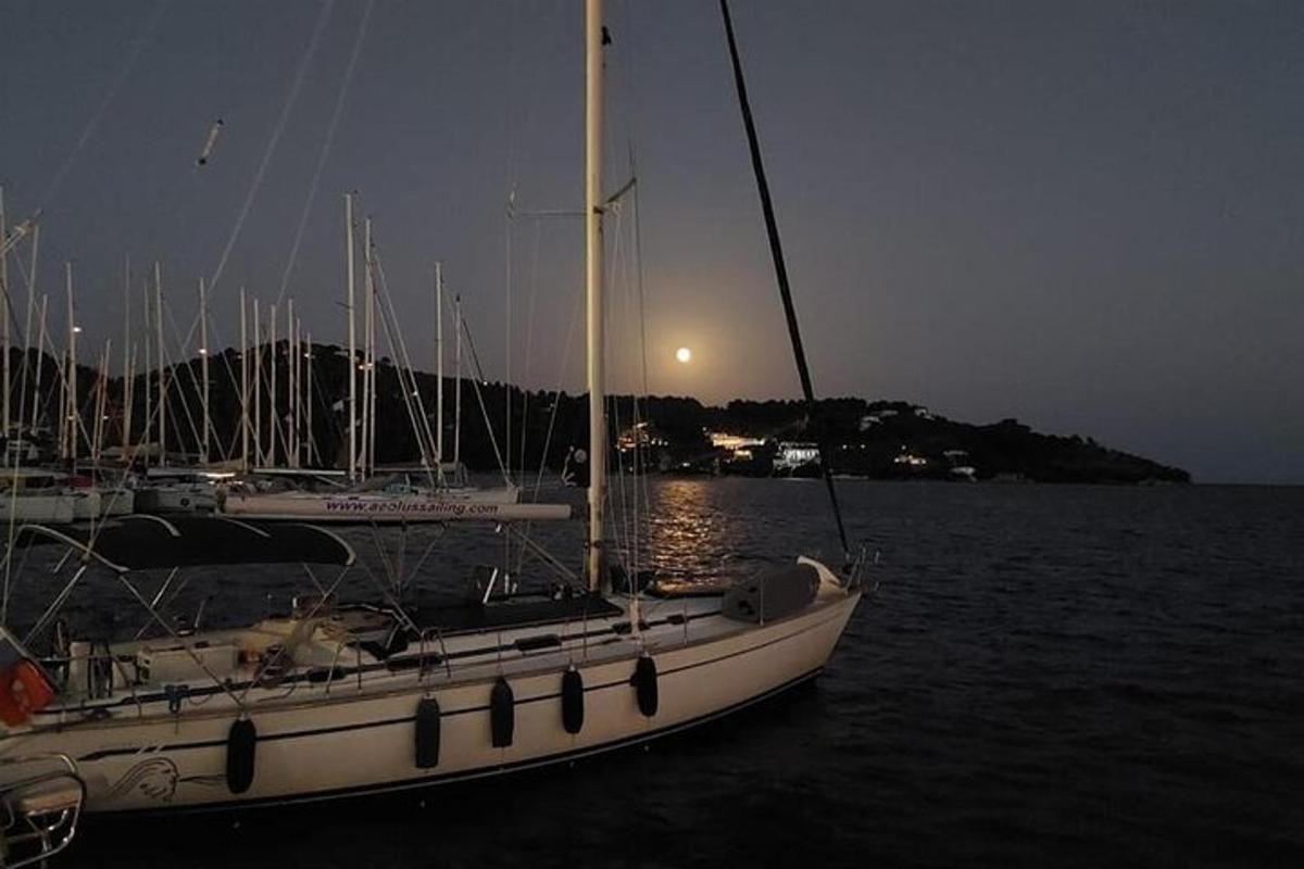 a sail boat sitting in the water at night
