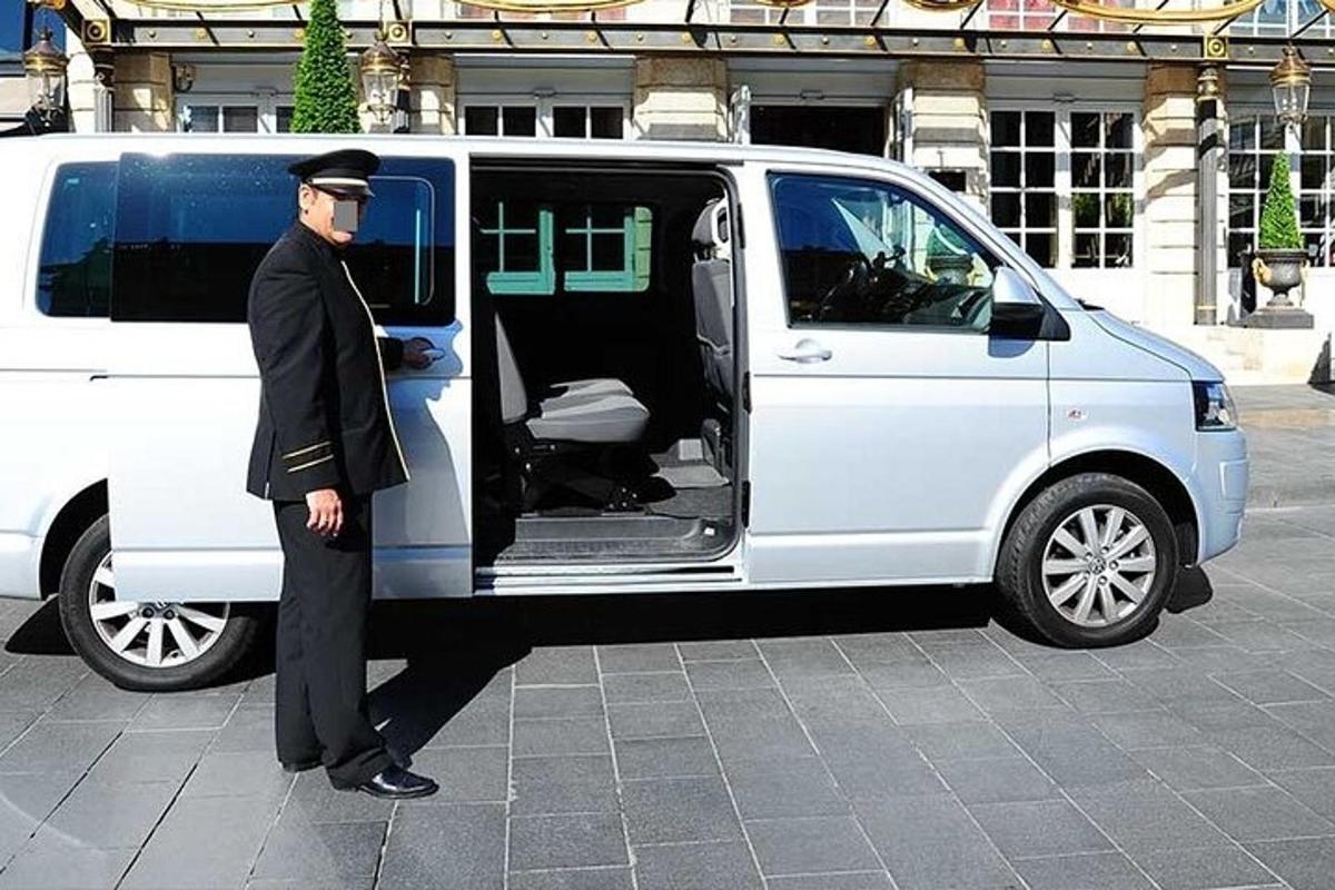muž stojící vedle dodávky s otevřenými dveřmi