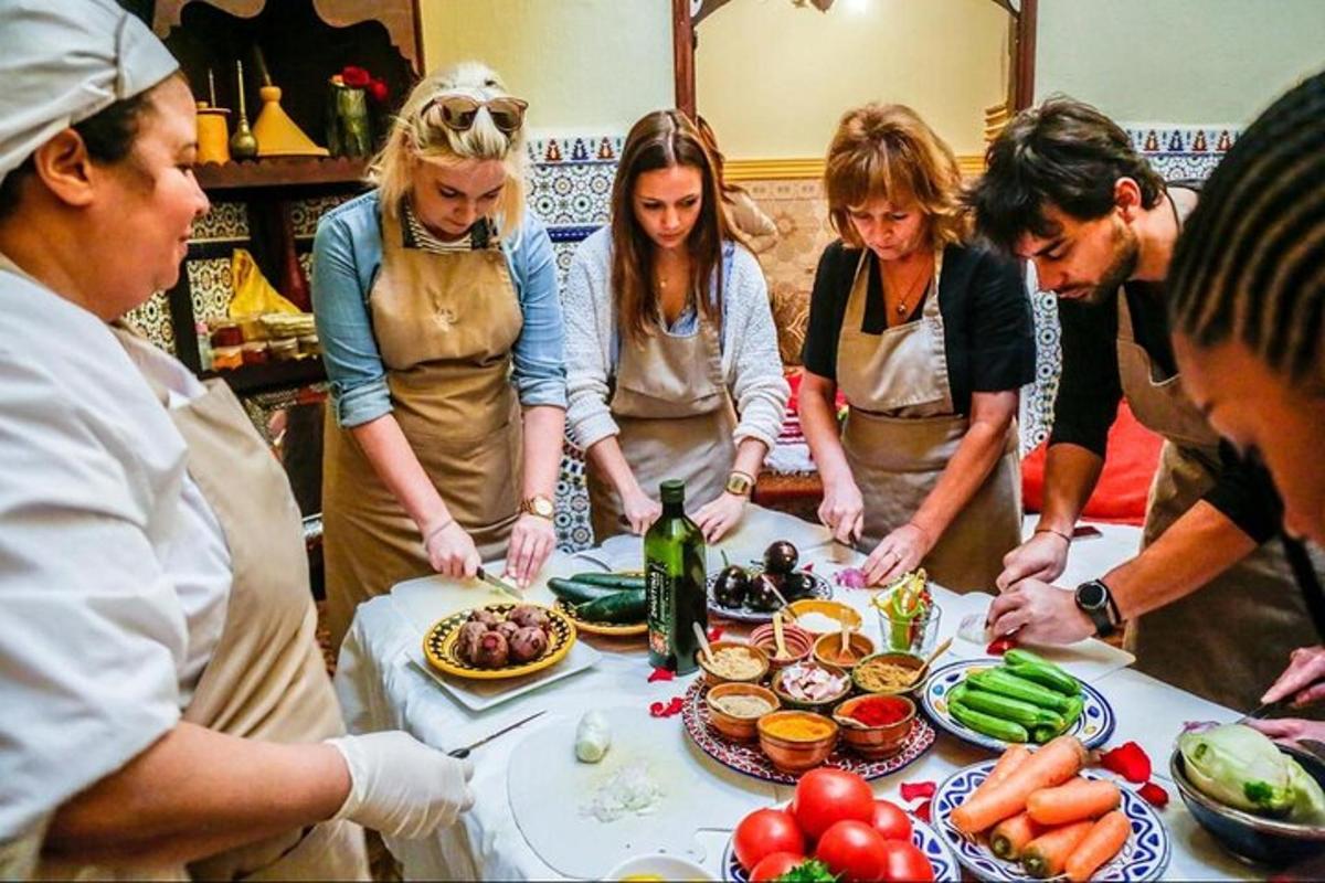 група хора, стоящи около маса с храна