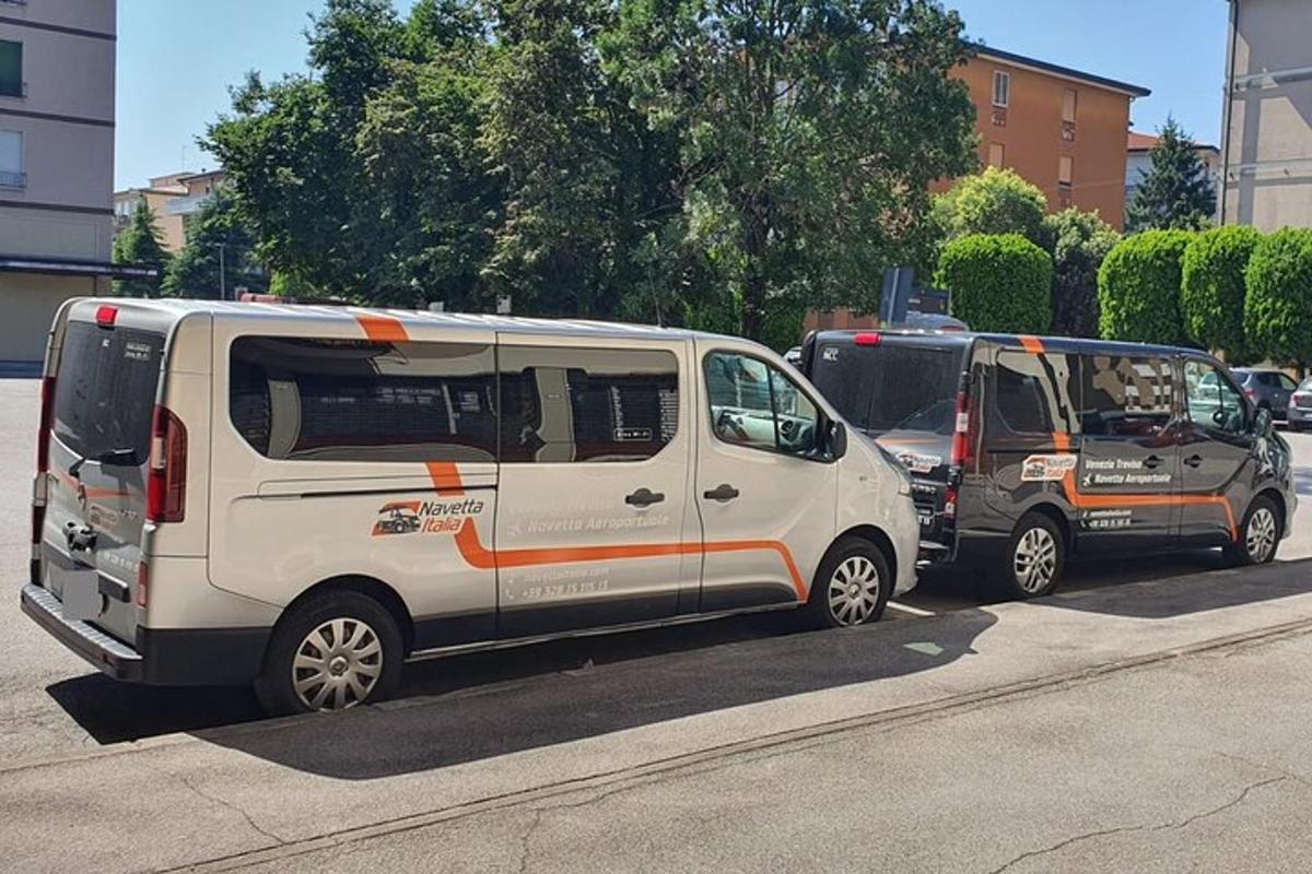 dvě dodávky zaparkované vedle sebe na parkovišti