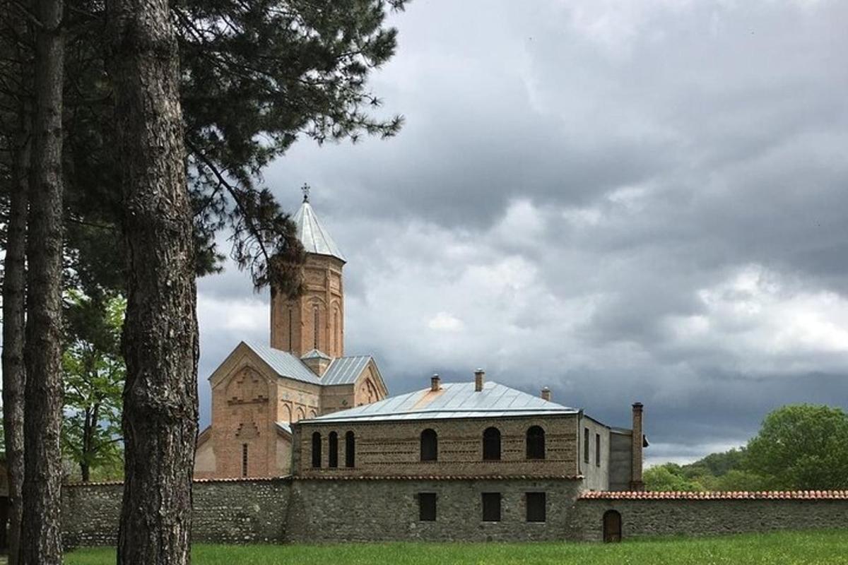 egy épület óratoronnyal és templommal