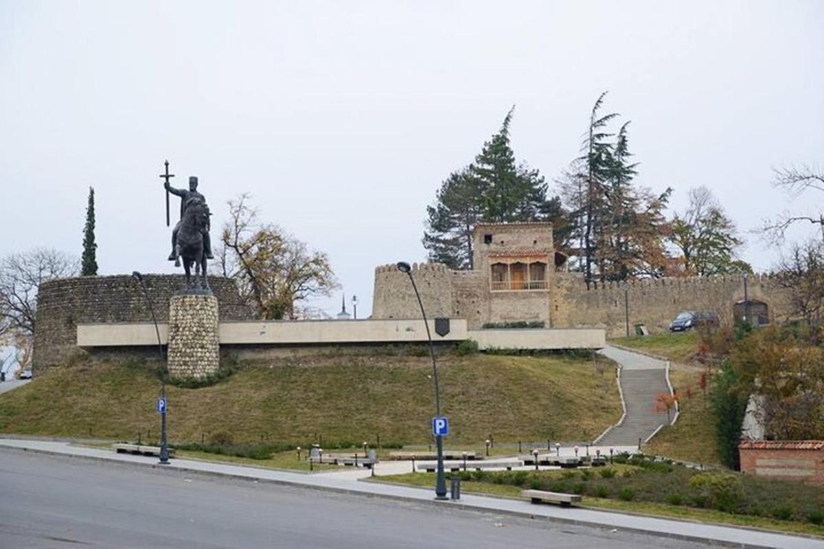 una estàtua d'un home a cavall en un turó
