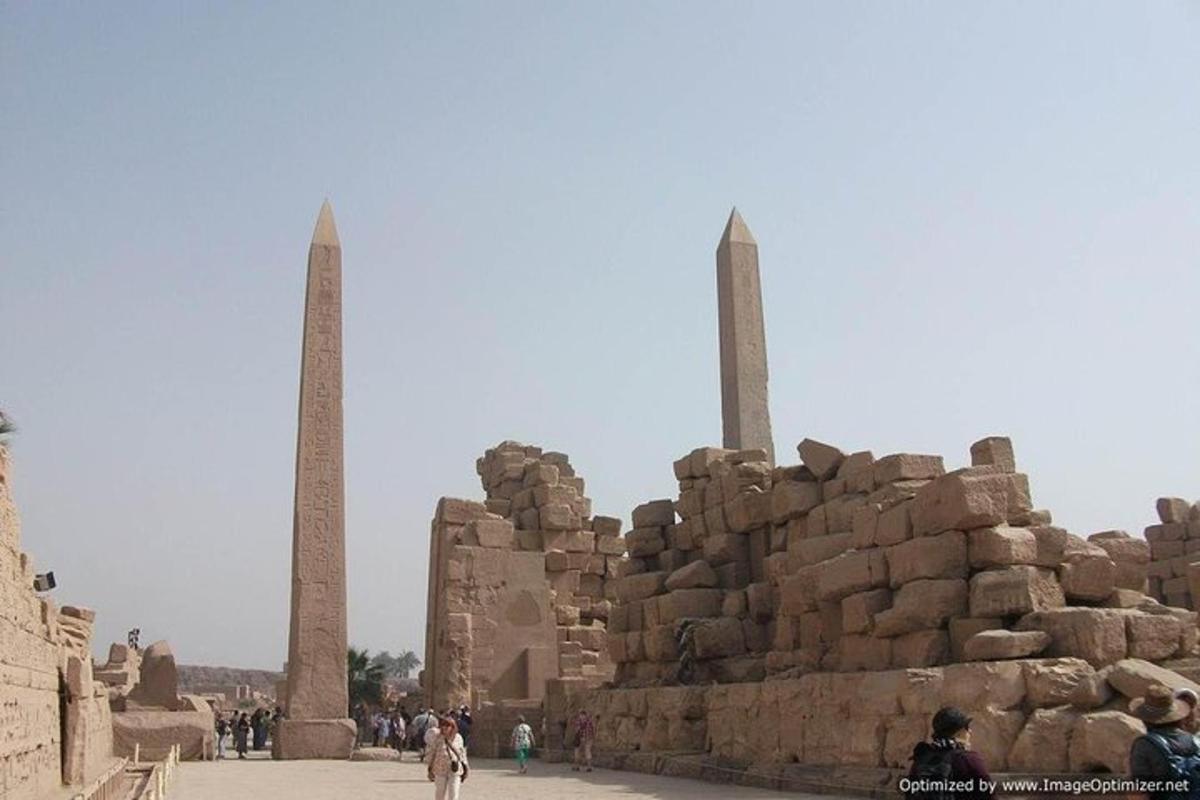 sekumpulan dua obelisk tinggi dalam runtuhan purba