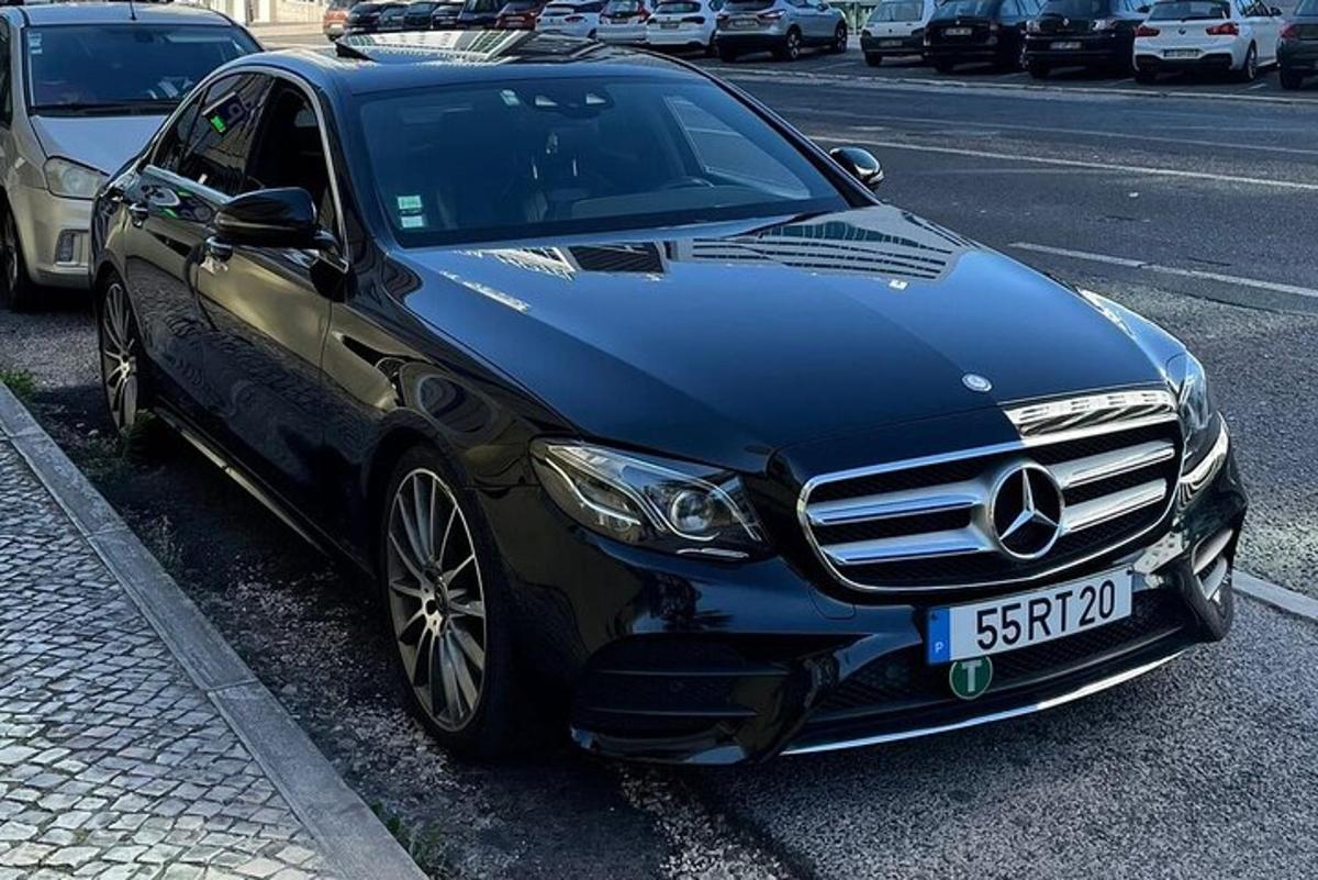 egy fekete autó parkolt az utca szélén