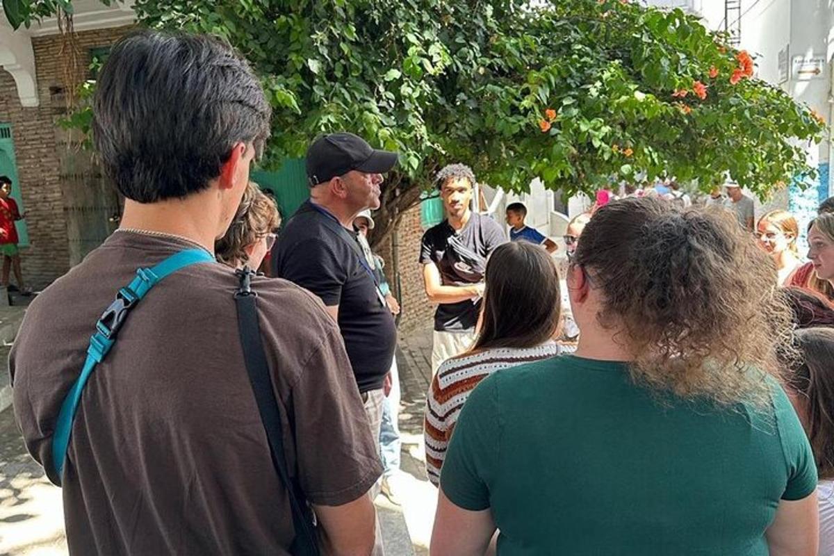 μια ομάδα ανθρώπων που στέκονται τριγύρω μέσα σε ένα πλήθος