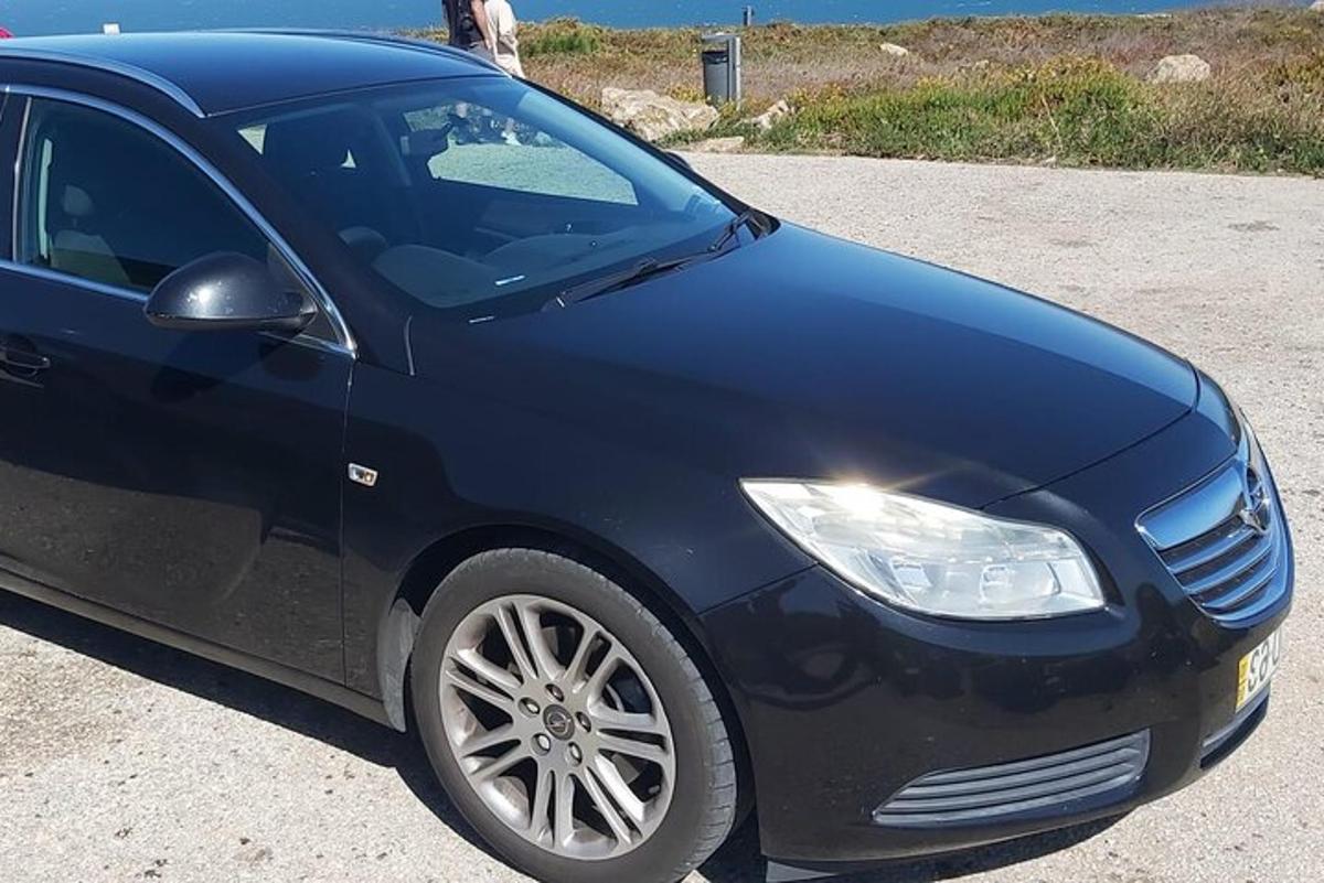 sinine auto pargitud parklas