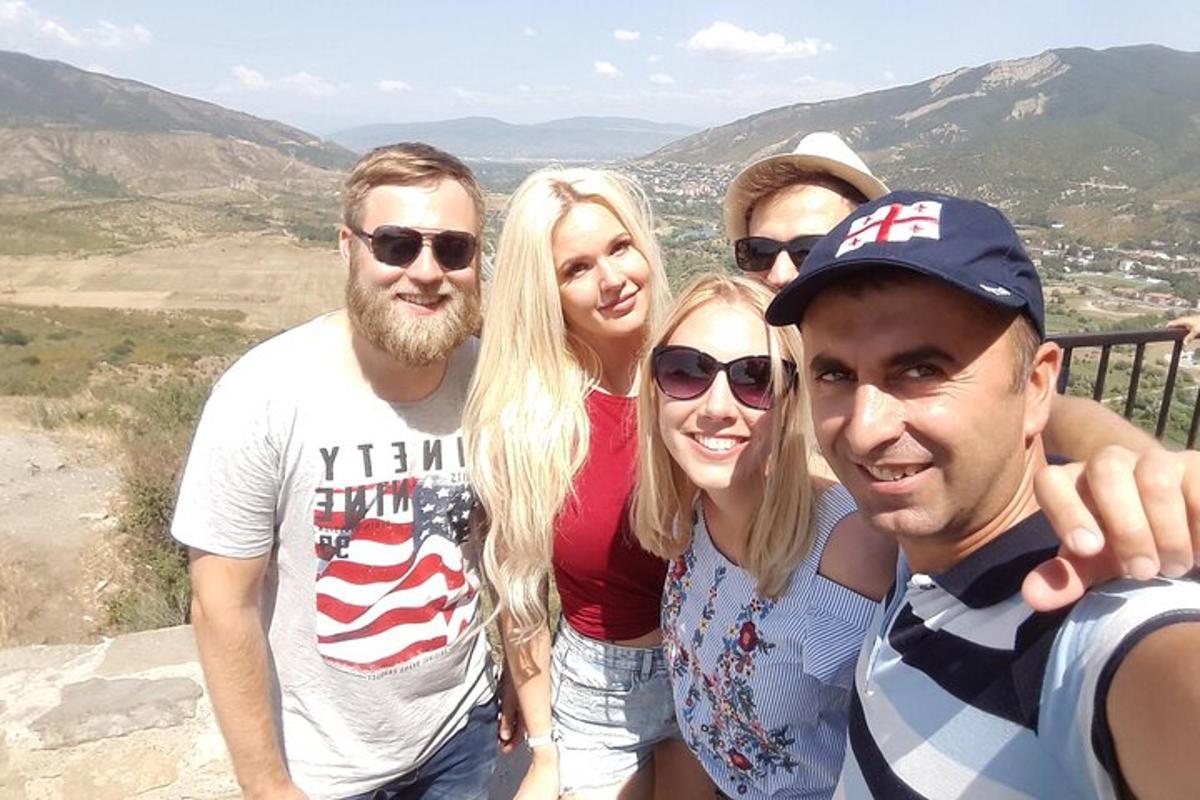 skupina lidí pózujících pro fotografii na hoře