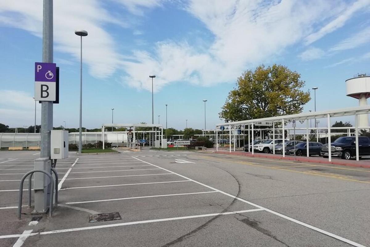un aparcament buit amb un edifici al fons