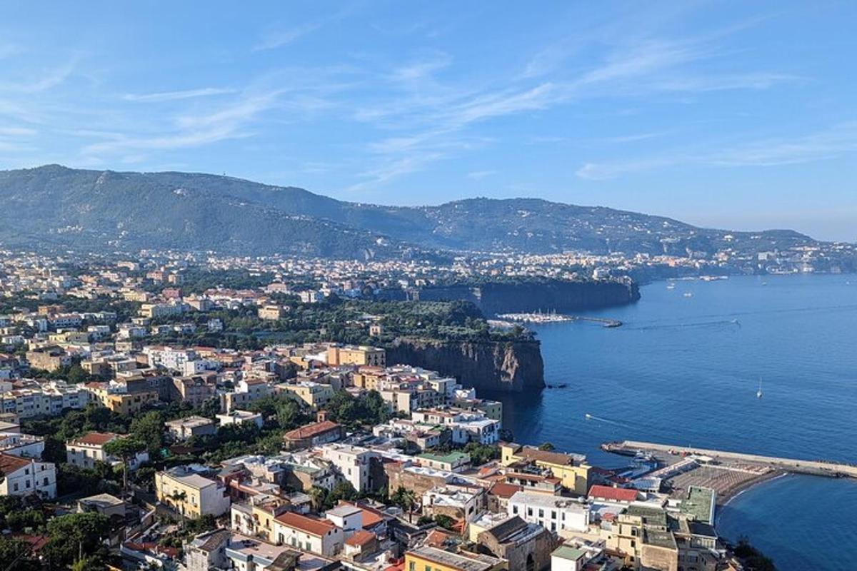 una vista aerea di una città vicino all'acqua